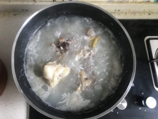 12、冬瓜猪骨汤,大火烧开转中火煮至汤变白色