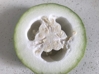 14、冬瓜猪骨汤,从冬瓜上切下一块