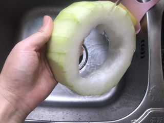 15、冬瓜猪骨汤,去皮去瓤洗干净