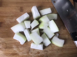 16、冬瓜猪骨汤,切成小块备用