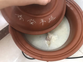 17、冬瓜猪骨汤,骨头汤煮至白色转入砂锅中小火慢炖2小时