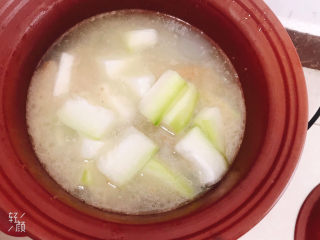 18、冬瓜猪骨汤,炖至骨头软烂加入冬瓜继续炖至冬瓜软烂