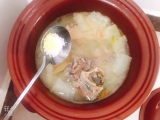 19、冬瓜猪骨汤,加入适量盐和鸡精调味