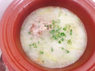 20、冬瓜猪骨汤,撒上葱花即可出锅