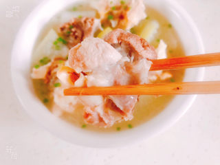 22、冬瓜猪骨汤,大骨头炖的非常软烂，已经达到脱骨的状态，冬瓜入口即化，汤汁鲜美！