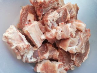 2、土瓜炖排骨,排骨砍成小块并洗净
