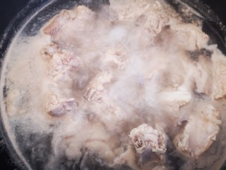 3、土瓜炖排骨,排骨焯水