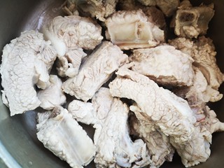 4、土瓜炖排骨,捞出洗净放入高压锅中