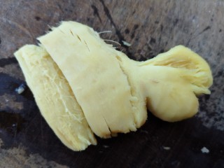 5、土瓜炖排骨,姜去皮洗净用刀拍碎