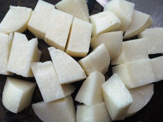 7、土瓜炖排骨,洗净去皮切成小块