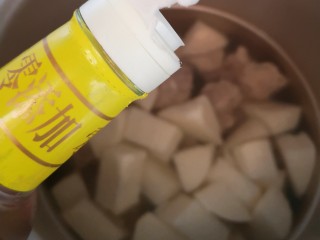 11、土瓜炖排骨,加入料酒