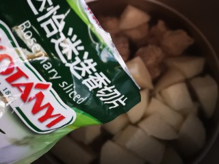 12、土瓜炖排骨,加入迷迭香并盖上盖子煮25分钟