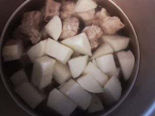 9、土瓜炖排骨,加入清水