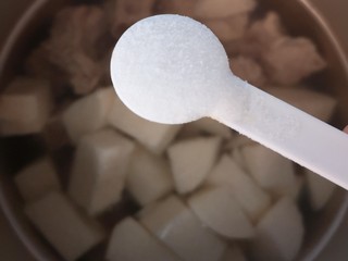 10、土瓜炖排骨,加入盐