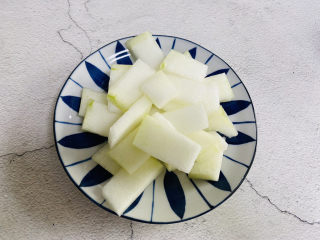 2、冬瓜鲫鱼汤,冬瓜去皮去瓤洗净切薄片