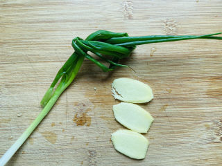 3、冬瓜鲫鱼汤,姜片、香葱洗净打葱结