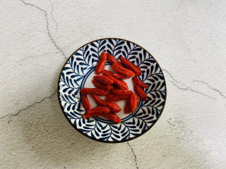 4、冬瓜鲫鱼汤,枸杞清洗干净泡软备用