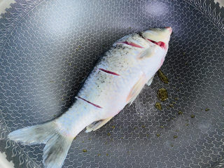 5、冬瓜鲫鱼汤,热锅热油，放入鲫鱼小火煎两面金黄