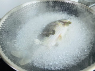 6、冬瓜鲫鱼汤,加入足够的热水