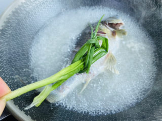 7、冬瓜鲫鱼汤,放入葱结