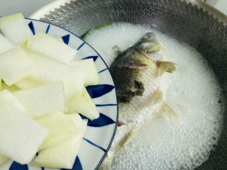 9、冬瓜鲫鱼汤,放入冬瓜