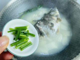11、冬瓜鲫鱼汤,放入葱段