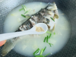 12、冬瓜鲫鱼汤,加入适量白胡椒粉