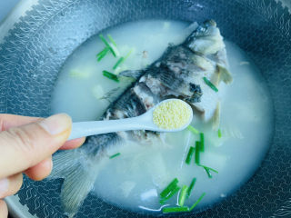 13、冬瓜鲫鱼汤,鸡精调味