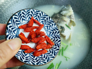 14、冬瓜鲫鱼汤,放入枸杞即可食用