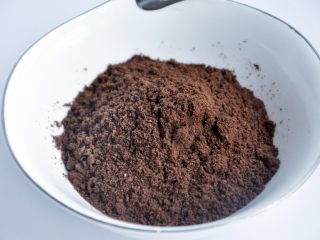 3、抹茶慕斯,把饼干碎放入破壁机，打成非常细的粉末。