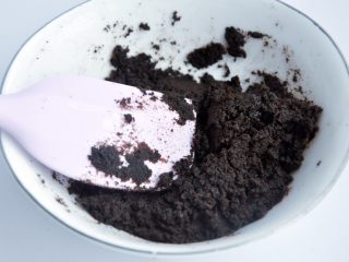 4、抹茶慕斯,黄油隔水加热至融化，将奥利奥饼干粉和黄油混合均匀。