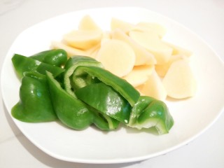 1、家常地三鲜,土豆和灯椒切成滚刀块，土豆不要切太大不然不容易炸熟，