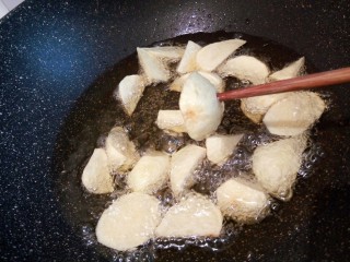 7、家常地三鲜,开中火炸，用筷子试一下，能扎透就可以了