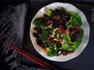 7、西兰花拌木耳,拌匀后即可食用，营养又美味哟
