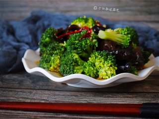 8、西兰花拌木耳,简单单的一份【凉拌西兰花木耳】，解解大鱼大肉的腻，绝对的颜值，绝对的营养