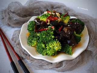 11、西兰花拌木耳,大家都来试试吧！