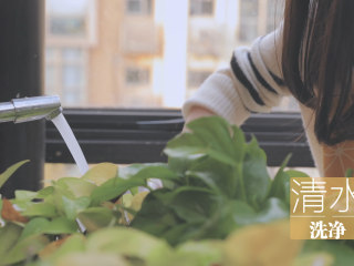 2、冬日里的猪肚鸡暖锅「厨娘物语」,1个猪肚加入2g盐、10ml白醋、30g面粉正反面搓洗干净。(这个方法可以将猪肚洗的更干净~觉得猪肚还是有些黏黏的可以再洗一遍)