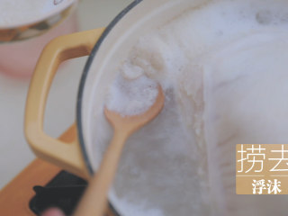 7、冬日里的猪肚鸡暖锅「厨娘物语」,将猪肚鸡放入锅中,加入1L清水大火煮开,撇去浮沫。