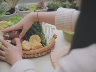 11、冬日里的猪肚鸡暖锅「厨娘物语」,猪肚鸡不止好吃,煮好的汤底用来涮火锅也是炒鸡棒的!煮的时候可以准备一些涮火锅的蔬菜,我买了自己喜欢的生菜、菠菜、娃娃菜还有香菇、海鲜菇、杏鲍菇、金针菇、玉米和老豆腐,做了一些蔬菜拼盘。