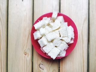 1、中西合璧的馒头鸡蛋披萨,馒头一个切成丁备用!