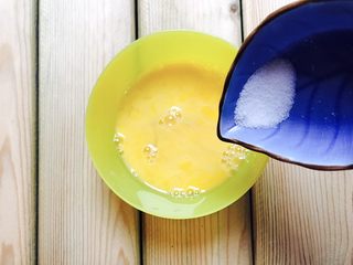 8、中西合璧的馒头鸡蛋披萨,鸡蛋液里倒入1克的食盐,打散打匀备用!