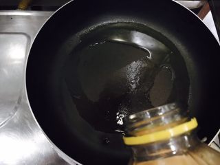 9、中西合璧的馒头鸡蛋披萨,平底锅烧热放入适量的食用油!