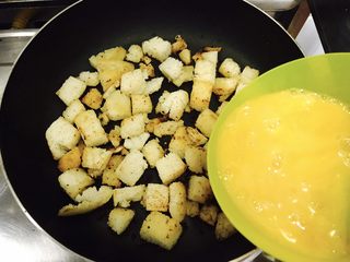 11、中西合璧的馒头鸡蛋披萨,中小火将馒头丁煎至金黄色,放入打好的鸡蛋液!