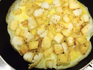 12、中西合璧的馒头鸡蛋披萨,鸡蛋液倒入锅中,用手转动平底锅,使蛋饼成圆形!