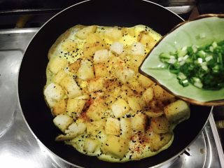 16、中西合璧的馒头鸡蛋披萨,最后均匀的撒入香葱沫!