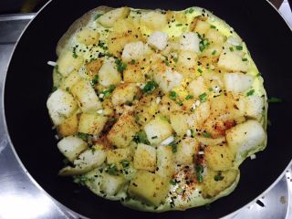 17、中西合璧的馒头鸡蛋披萨,全程小火将蛋液煎至熟透,就可以关火了!