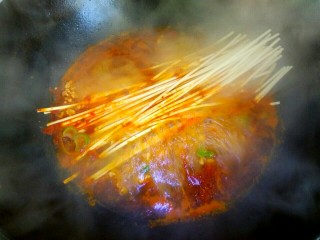9、肉沫香辣面,水开下入挂面