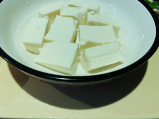 2、鸡蛋豆腐羹,取一半切小块；