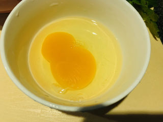 4、鸡蛋豆腐羹,打入碗内；