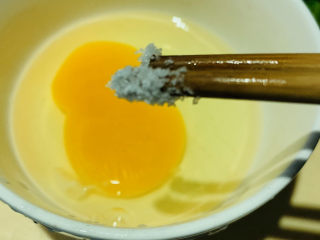 5、鸡蛋豆腐羹,筷子粘湿，粘点盐；